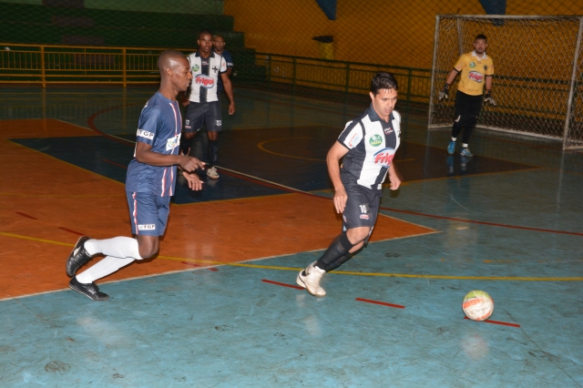 Lance do jogo empate entre CAL (uniforme preto e branco) e União Esporte