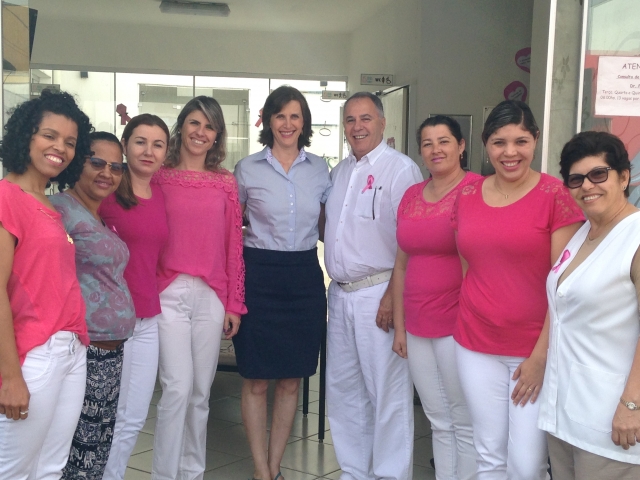 A equipe da RAIS Mulher em clima de Outubro Rosa. Eliana Flores, funcionária da unidade (primeira à esquerda) e Luciana Paccola (de azul) venceram o câncer de mama graças ao diagnóstico precoce.