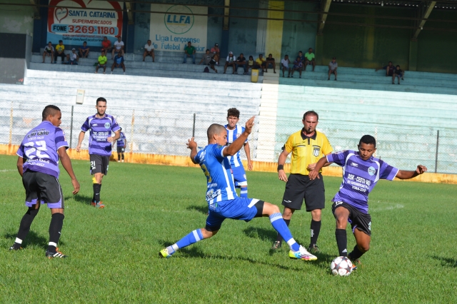 Asa Branca (uniforme azul claro) enfrenta o Expressinho na abertura da Série A (foto Wagner Gonçalves/Assessoria de Comunicação e Cerimonial)