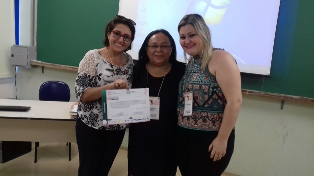 A diretora Clarice Aparecida Alencar Garcia e a professora Vívian Thais Godinho, com a mediadora Naíola Paiva de Miranda (ao centro)