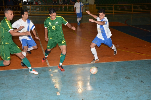 Lance do jogo entre UME (uniforme verde) e Desacreditados