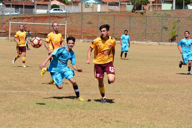 Lance do jogo entre Vila Nova (uniforme azul claro) e Clube União Paulista (CUP)