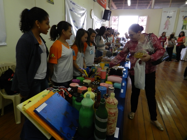 Os estudantes expõem e comercializam produtos de higiene, brinquedos ecológicos, utilidades para escritório, bijuterias, plantas e ervas aromáticas