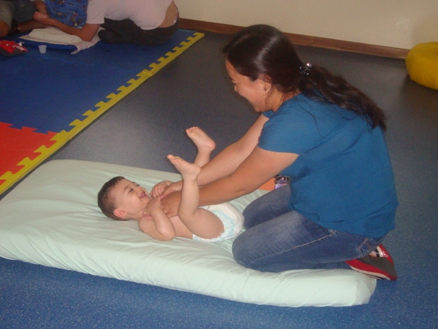 Os pais com filhos de até um ano aprenderam técnicas de massagem capazes de promover o relaxamento das crianças