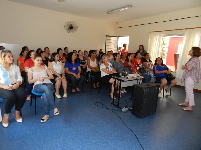 O grupo que participa da ação na Creche Odete Moreira Cruz Pietraroia, na Cecap, trabalha a temática afetividade na creche, com o apoio da formadora Raquel Ramos Romani