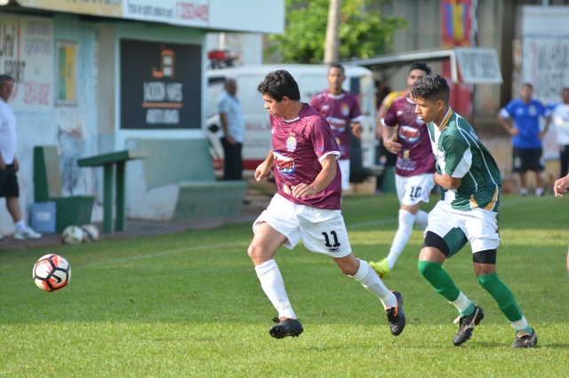 Lance do jogo entre SE Alfredo Guedes (uniforme verde) e Grêmio Cecap