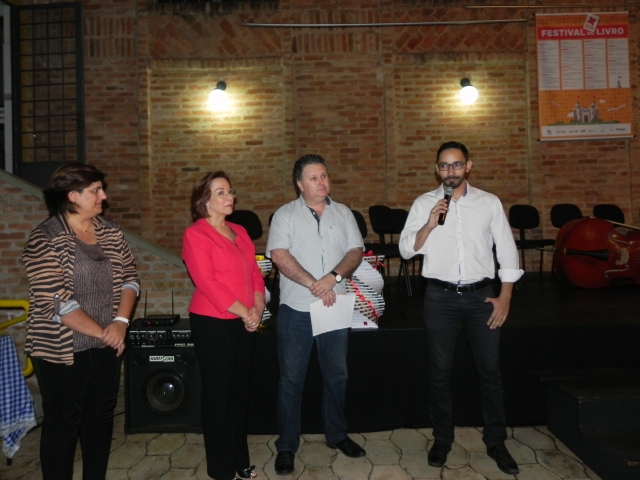 Da esquerda para direita: Maria Elvira (Zilor), prefeita Bel, diretor de Cultura Nilceu e Anderson Ferreira (Grupo Lwart) durante o lançamento do Festival