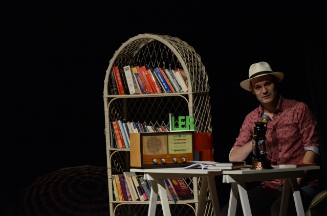 No palco, o compositor invoca seu lado jornalista para sugerir a reflexão em torno das temáticas inseridas nos textos literários que se interligam a canções