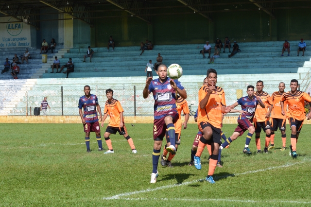 Lance do jogo entre Asa Branca e São Cristovão (uniforme laranja e preto)