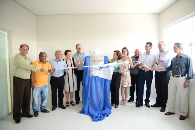 Prefeita Bel Lorenzetti, Marise, autoridades e familiares de Helvio Moretto no momento do descerramento da placa alusiva ao evento