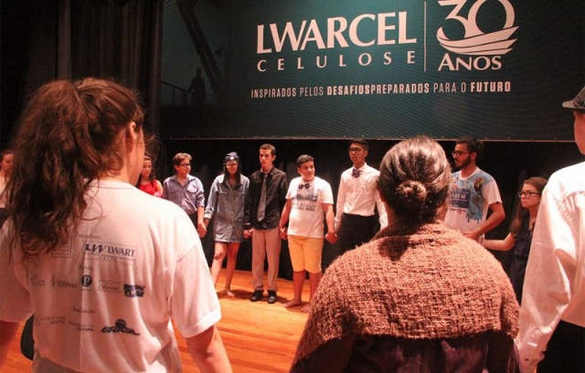 Com patrocínio do Grupo Lwart, alunos tiveram contato com o  universo do teatro