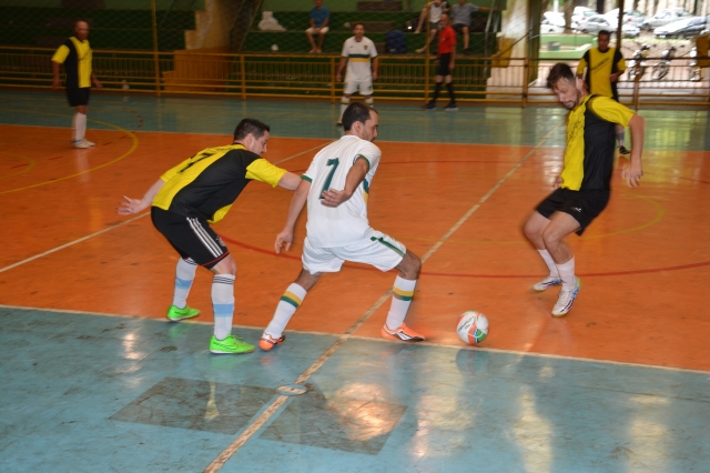 Lance do jogo entre o Paço (uiforme branco) e a equipe B do SAAE (foto Wagner Gonçalves/Assessoria de Comunicação e Cerimonial)
