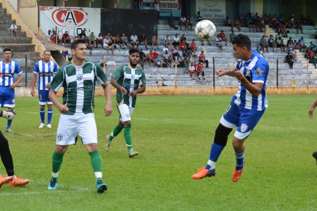 Lance do jogo entre Asa Branca (azul e branco) e Alfredo Guedes (fotos Wagner Gonçalves/Assessoria de Comunicação e Cerimonial)