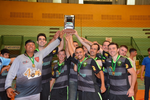 Atletas da Cooperserv comemoram o título conquistado no sábado