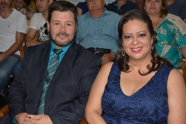 Prefeito Anderson Prado de LIma e sua vice Cintia durante a cerimônia de posse