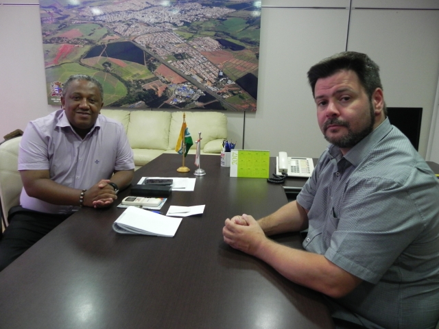 Prefeito Prado durante encontro com o vereador Manezinho em seu gabinete