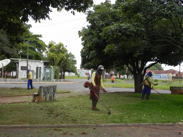 Equipes trabalham em área da Praça da Justiça no Núcleo Luiz Zillo