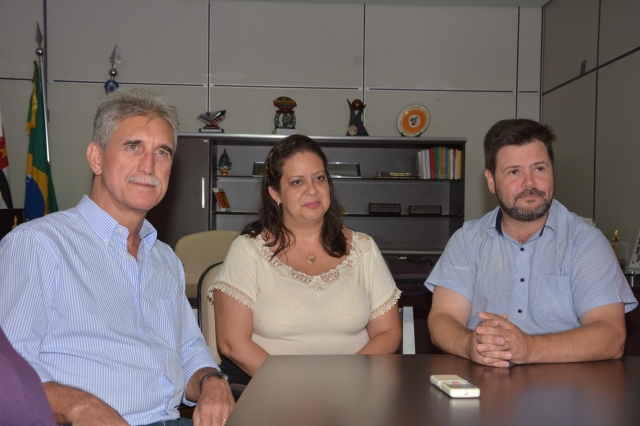 O prefeito Prado, sua vice, Cíntia com o deputado federal Milton Monti