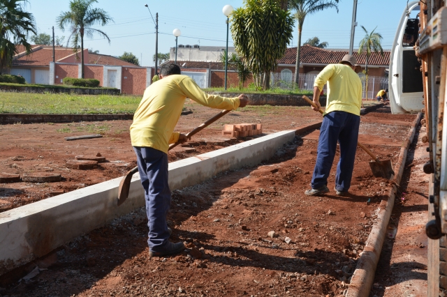 Reparos em calçadas também está sendo executada pela Diretoria de Obras
