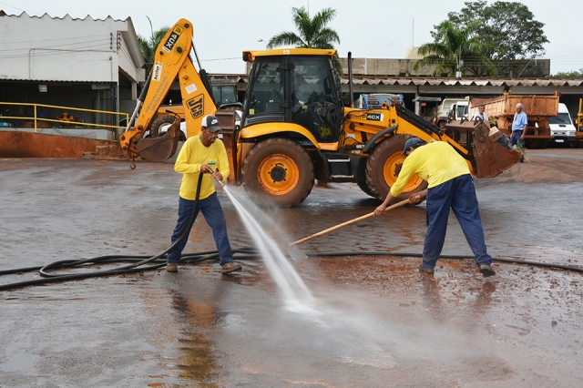 Servidores trabalham na área interna do Almoxarifado Municipal