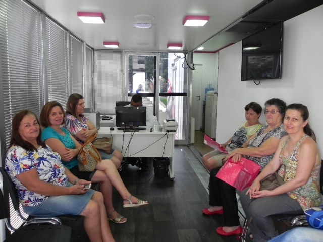 Mulher aguardam atendimento na carreta da mamografia; atendimento segue até 8 de fevereiro