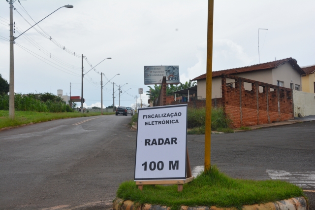Placa mostra que radar está a 100 metros; diretriz do governo Prado será substituir radar móvel por fixo