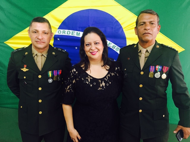 A vice-prefeita Cintia Duarte junto ao Capitão José Alcides Silva e o 1º Ten. Rene Vicente Fernandes