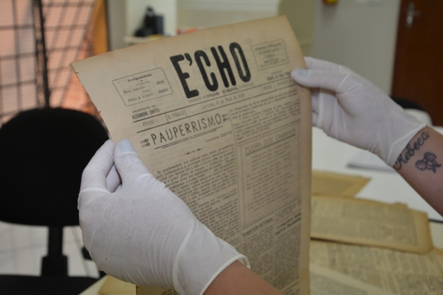 Servidora durante o processo de digitalização das edições do jornal O Eco