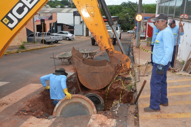 Equipes executam reparos em rede de galeria na rua Piedade
