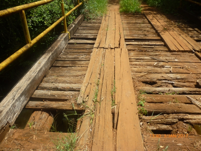 Ponte se tornou intransitável devido as condições do piso