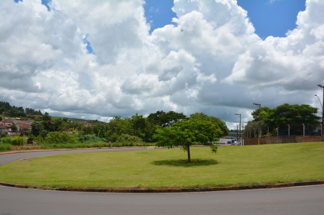 Rotatória de acesso ao Jardim Primavera e a Frigol recebeu manutenção nesta semana