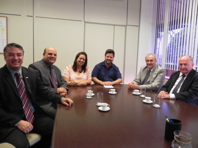 Prefeito Prado e vice Cintia durante o encontro realizado no Paço Municipal
