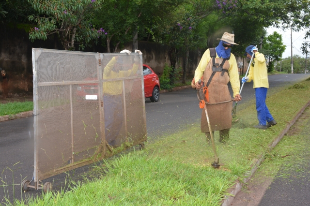 Toda a extensão da avenida José Antônio Lorenzetti está passando por limpeza e capinação