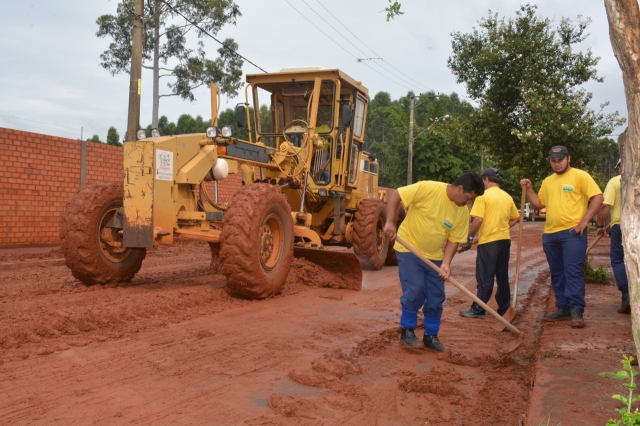 Equipes da diretoria de Obras trabalham na rua Zezinho Padeiro, no Maestro Júlio Ferrari, que ficou tomada pela lama após a chuva
