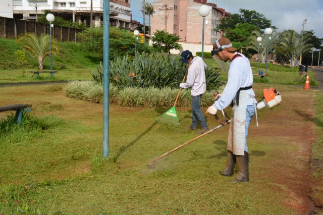 Equipes trabalham na área de Lazer Juan Llobet Bonet