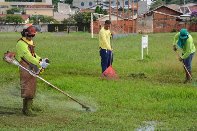 Equipes trabalham no entorno do Campo de Futebol Antônio Clovis Stoppa (Paradão)