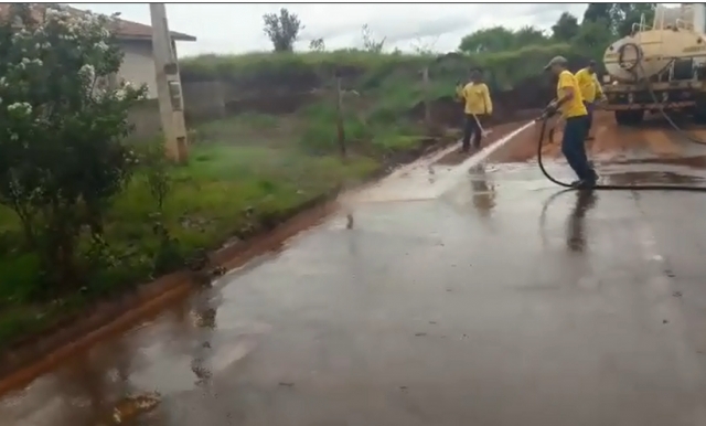 Servidores trabalham na limpeza das ruas de Alfredo Guedes