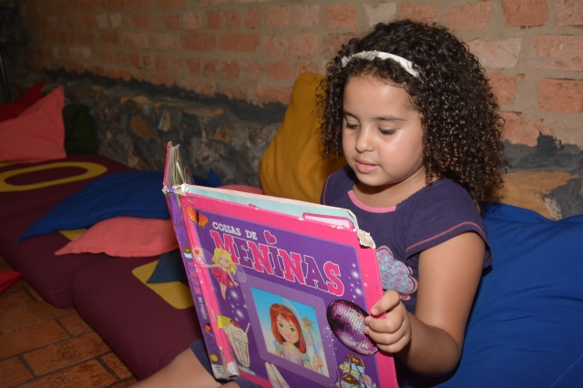 Rafaela Gasparotto Figueiredo, 5, na Biblioteca Infantil Monteiro Lobato; feira estimula os novos leitores