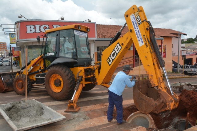 Equipes durante a execução de reparos em galerias na rua Piedade