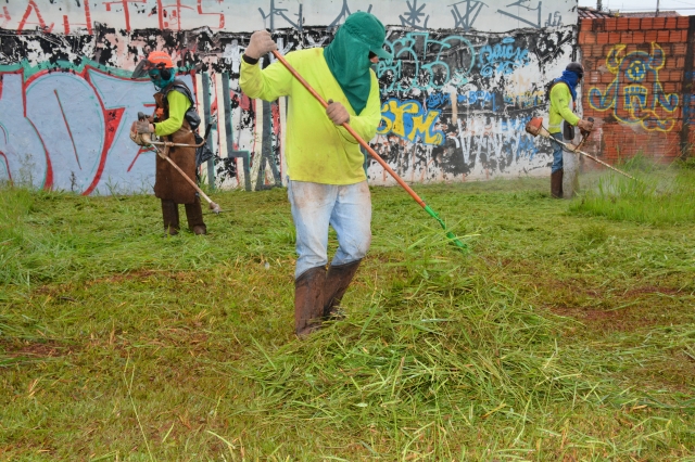 Trabalho contempla limpeza, capinação e poda do gramado, pista para caminhadas e canteiros do espaço