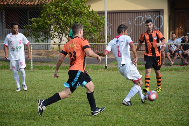São José (uniforme branco) goleou o Balalaika na abertura da Copa Lençóis de Futebol Society
