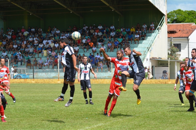CAL (uniforme preto e branco) enfrenta o Santa Luzia no Bregão (foto arquivo)