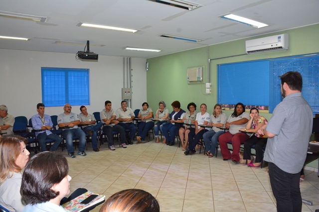 Prado fala com servidores do Centro Municipal de Formação Profissional Prefeito Ideval Paccola