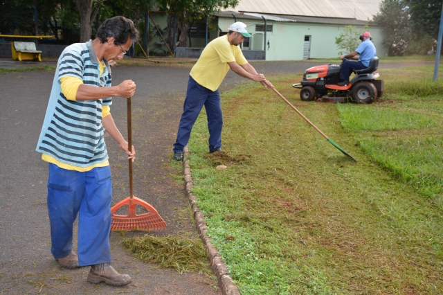 Trabalho contempla limpeza, poda e capinação no espaço esportivo