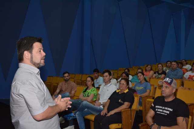 Prefeito Prado durante o encontro com servidores da Diretoria de Cultura