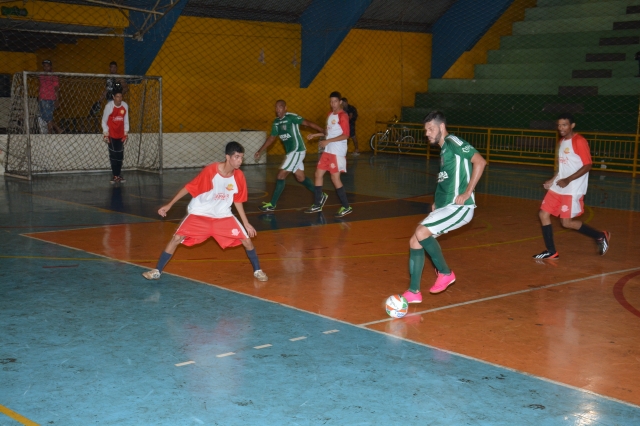 Lance do jogo entre Palestra (verde) e Deportivo Nacional