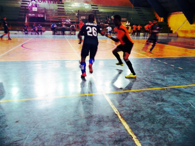 Ataque do União Esporte sobre o Mamutes, em jogo desta segunda-feira,6