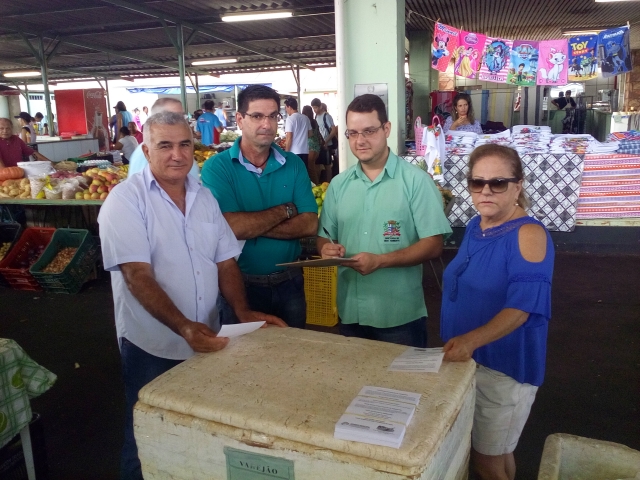 Helton Damacena, da diretoria de Meio Ambiente faz campanha no Varejão