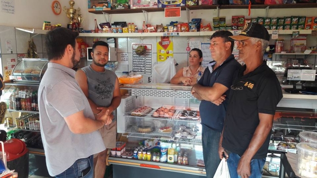 O prefeito conversou com moradores e comerciantes do bairro