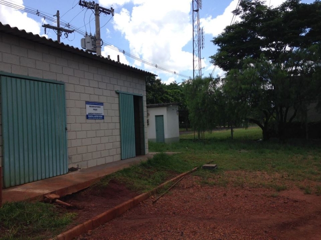 Local que protege os paineis de controle e que teve cadeado arrombado